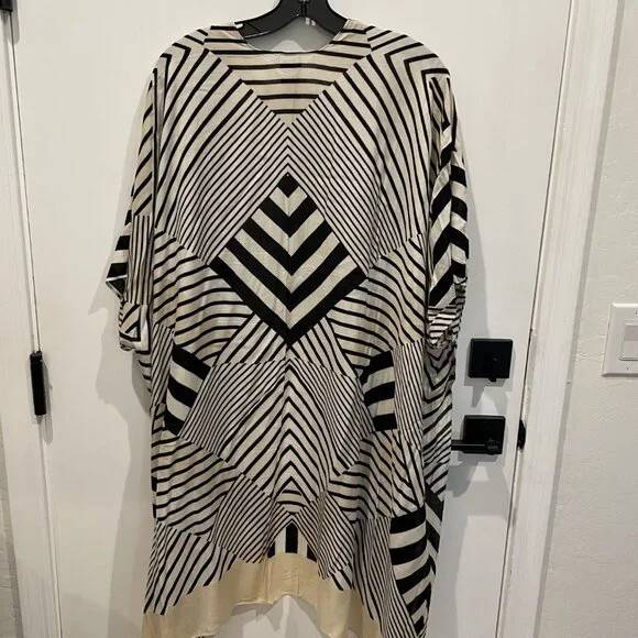 Cabi Unwind cover up geometric boho ruana, wrap, or kimono - One Size - Rtl $80 - Picture 5 of 7